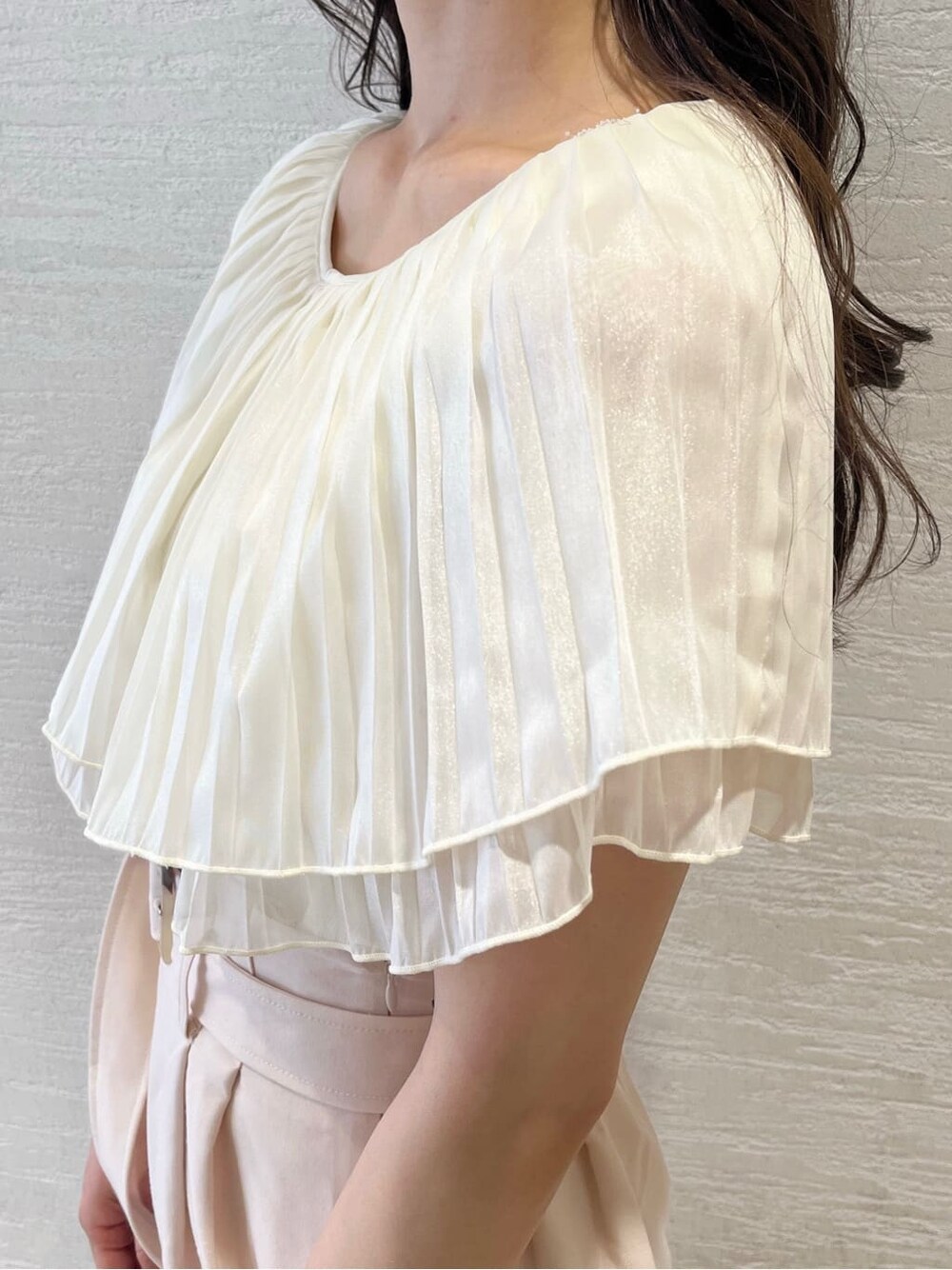 ベージュ系のその他パンツ、ホワイト系のサンダル、ホワイト系のニット/セーターを着用したレディースの夏コーディネートの6枚目の写真