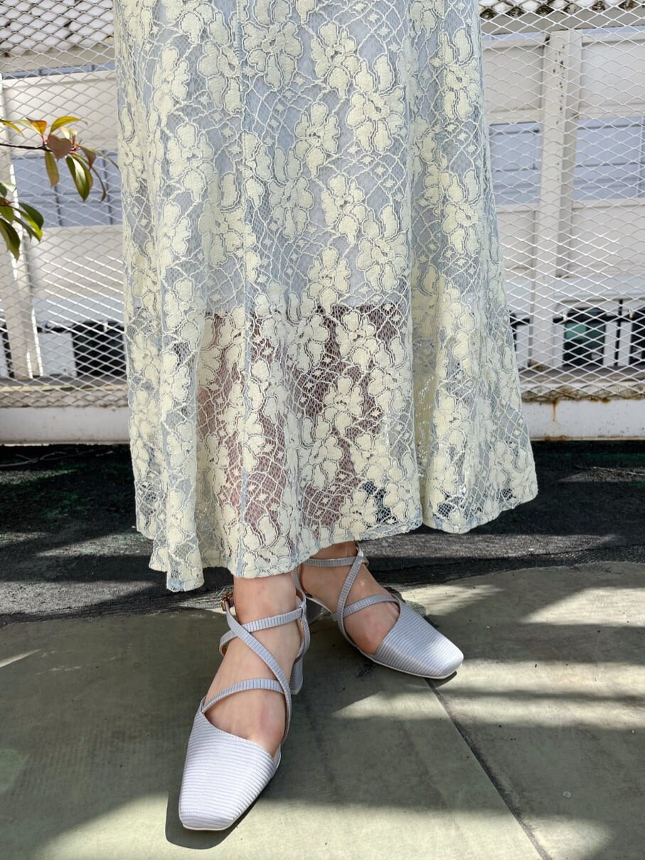 ブルー系のスカート、ホワイト系のニット/セーター、グレー系のパンプスを着用したレディースの春コーディネートの9枚目の写真