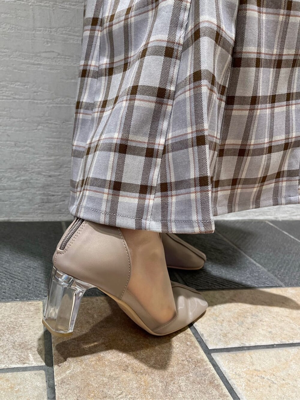 ベージュ系のブーツ、グレー系のスカート、ホワイト系のニット/セーターを着用したレディースの冬コーディネートの10枚目の写真