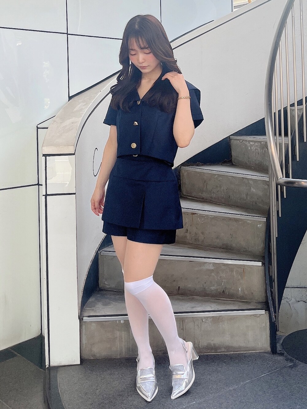 シルバー系のローファー、ブルー系のテーラードジャケット、ブルー系のその他パンツを着用したレディースの春コーディネートの4枚目の写真