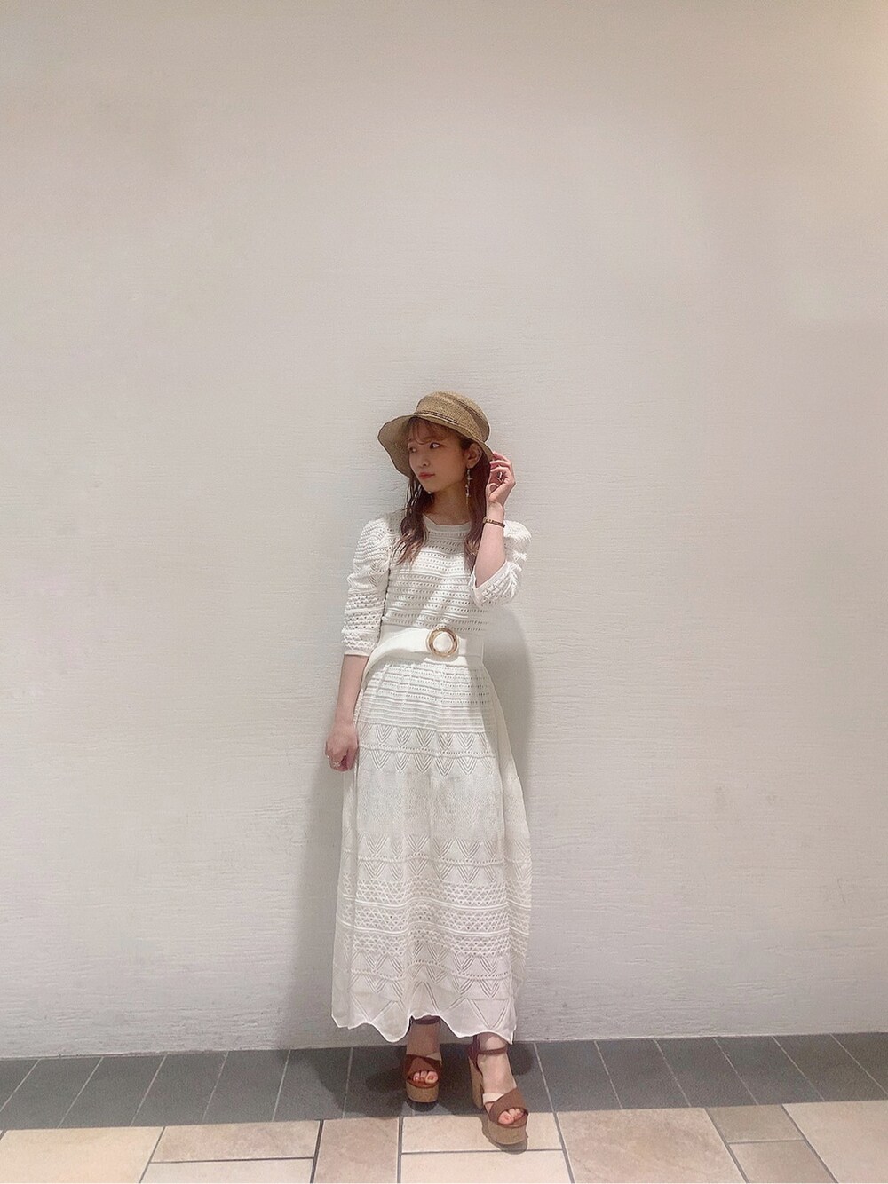 その他のサンダル、ホワイト系のワンピース、ブラウン系のハットを着用したレディースの春コーディネートの2枚目の写真