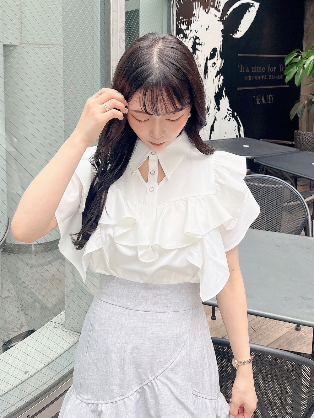 ホワイト系のシャツ/ブラウス、グレー系のスカート、ホワイト系のサンダルを着用したレディースの春コーディネートの9枚目の写真