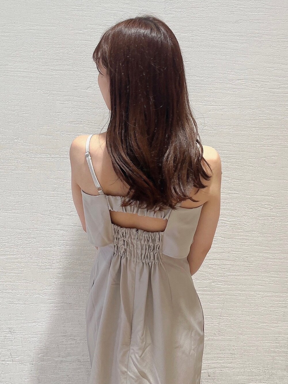 ホワイト系のサンダル、ベージュ系のワンピースを着用したレディースの夏コーディネートの10枚目の写真