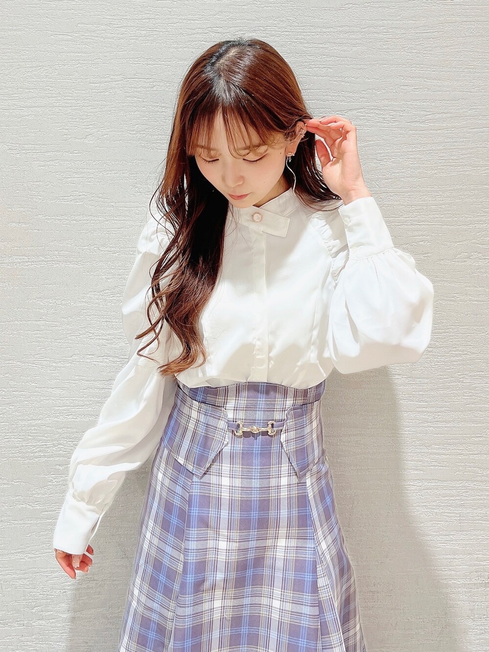 ホワイト系のパンプス、パープル系のスカート、ホワイト系のシャツ/ブラウスを着用したレディースの冬コーディネートの6枚目の写真