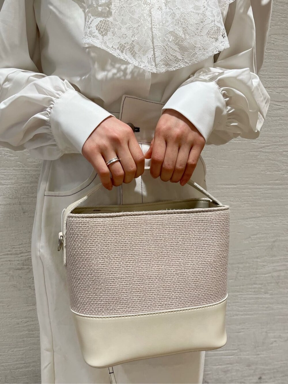 ホワイト系のシャツ/ブラウス、ホワイト系のパンプス、ホワイト系のハンドバッグを着用したレディースの春コーディネートの10枚目の写真