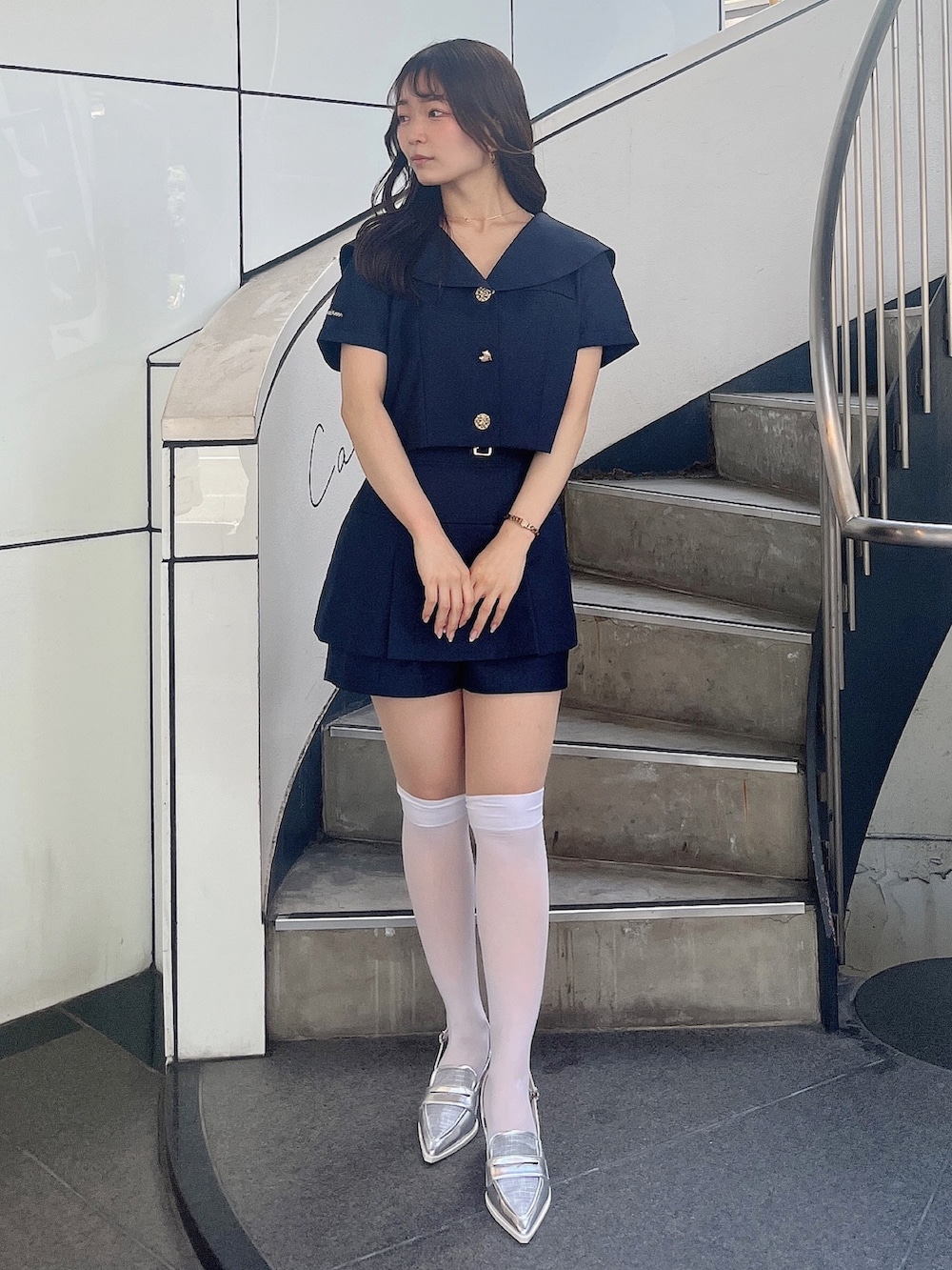 シルバー系のローファー、ブルー系のテーラードジャケット、ブルー系のその他パンツを着用したレディースの春コーディネートの2枚目の写真