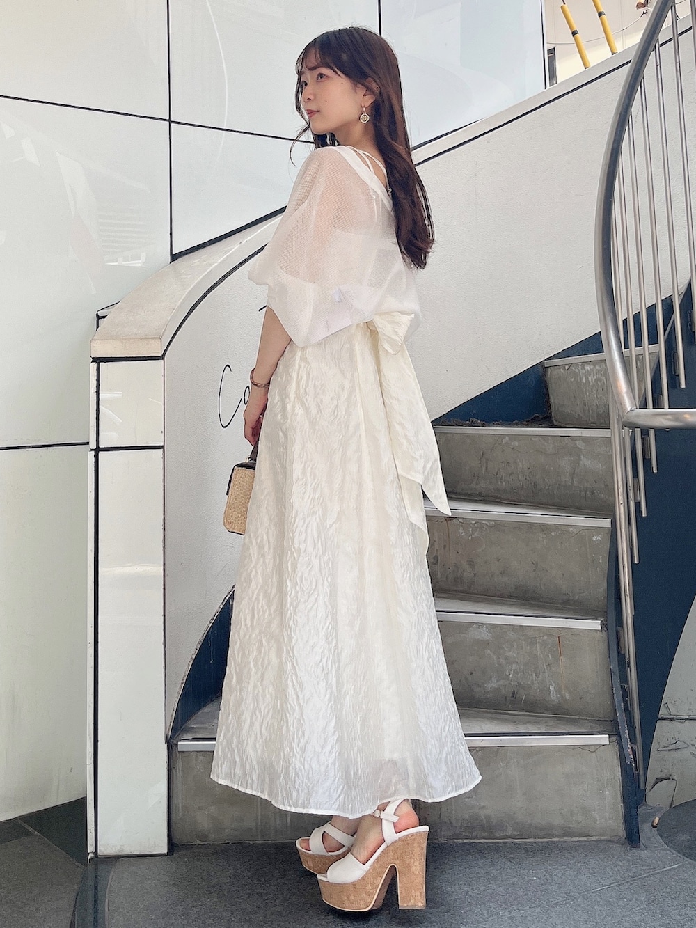 ホワイト系のサンダル、ホワイト系のワンピース、ホワイト系のカーディガン/ボレロを着用したレディースの夏コーディネートの3枚目の写真