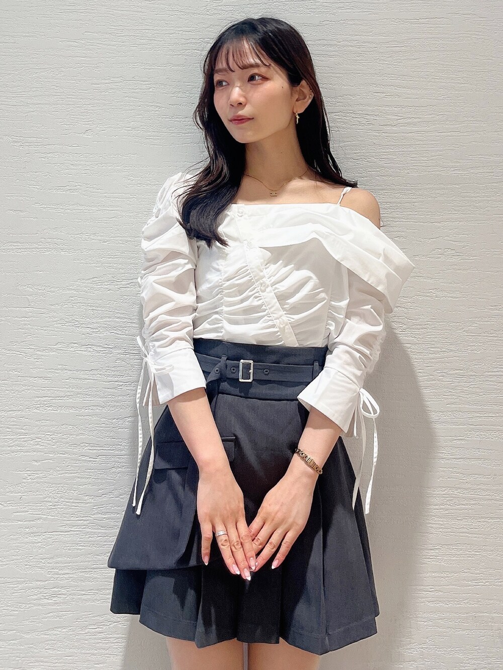 ホワイト系のシャツ/ブラウス、グレー系のスカート、ブラック系のローファーを着用したレディースの春コーディネートの8枚目の写真