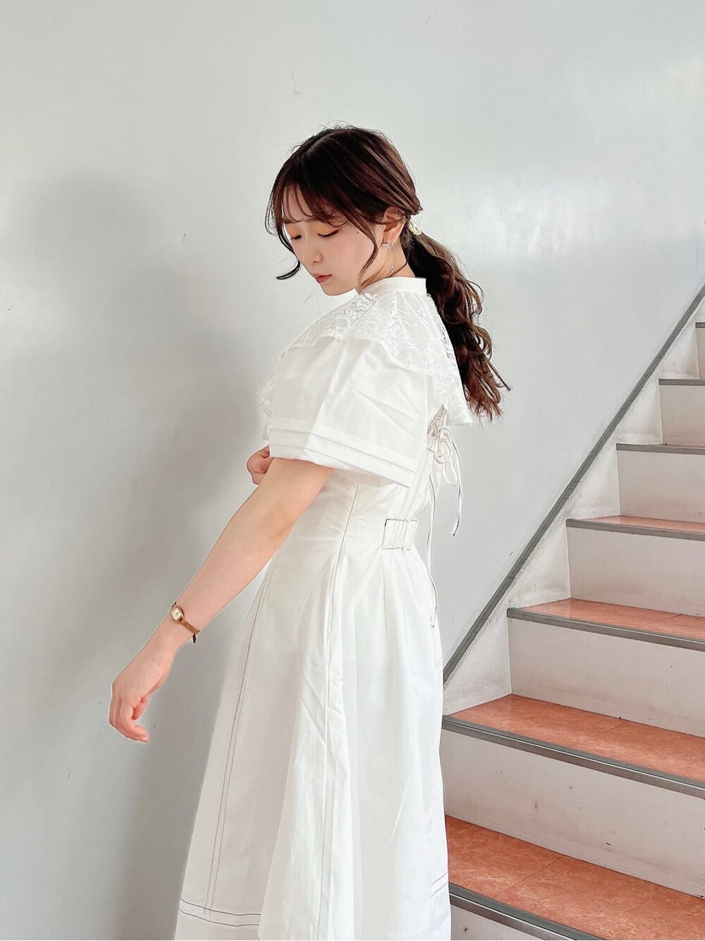 ベージュ系のサンダル、ホワイト系のワンピース、ホワイト系のシャツ/ブラウスを着用したレディースの春コーディネートの5枚目の写真