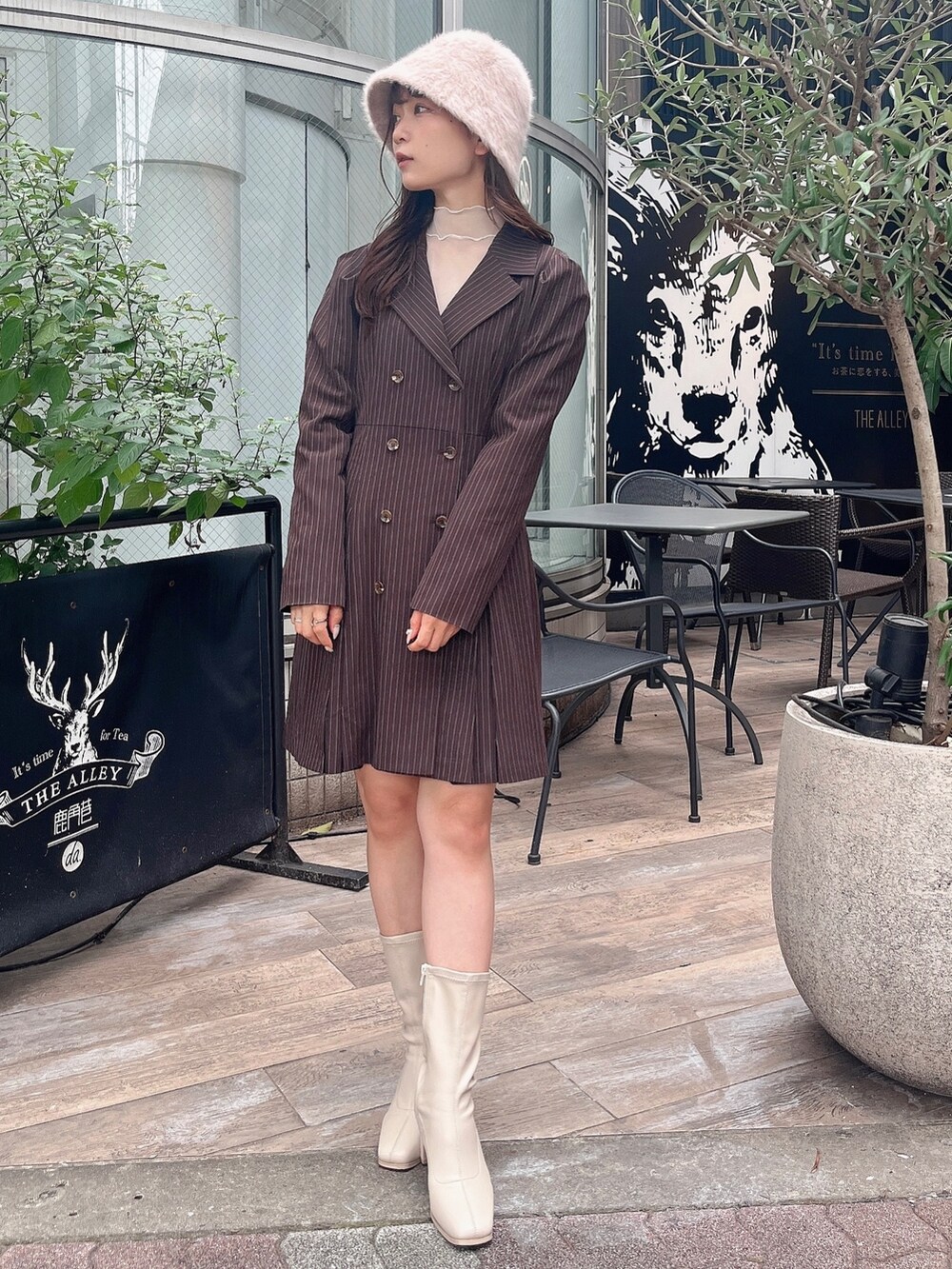 ホワイト系のTシャツ/カットソー、ブラウン系のワンピース、ホワイト系のブーツを着用したレディースの夏コーディネートの4枚目の写真