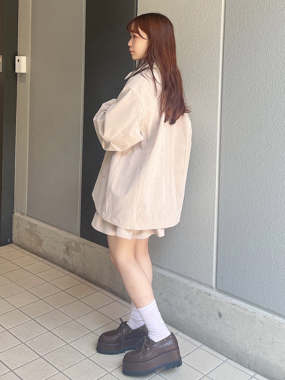 ブラウン系のシャツ/ブラウス、ホワイト系のブルゾン、ホワイト系のスカートを着用したレディースの秋コーディネートの2枚目の写真