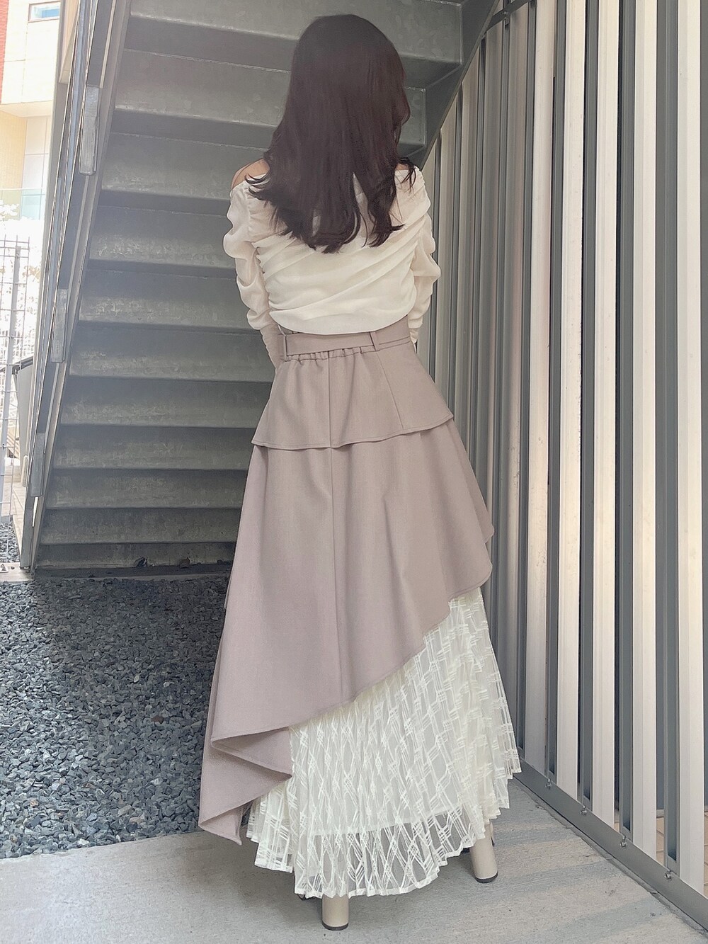 ベージュ系のハンドバッグ、ベージュ系のブーツ、ホワイト系のTシャツ/カットソーを着用したレディースの春コーディネートの4枚目の写真