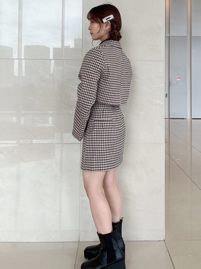 ブラウン系のシャツ/ブラウス、ブラウン系のその他アウター、ブラウン系のスカートを着用したレディースの秋コーディネートの3枚目の写真