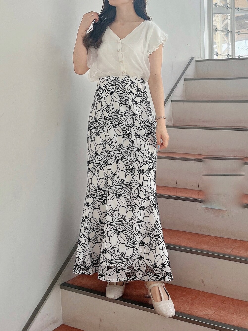 ホワイト系のパンプス、ホワイト系のスカート、ホワイト系のニット/セーターを着用したレディースの春コーディネートの4枚目の写真