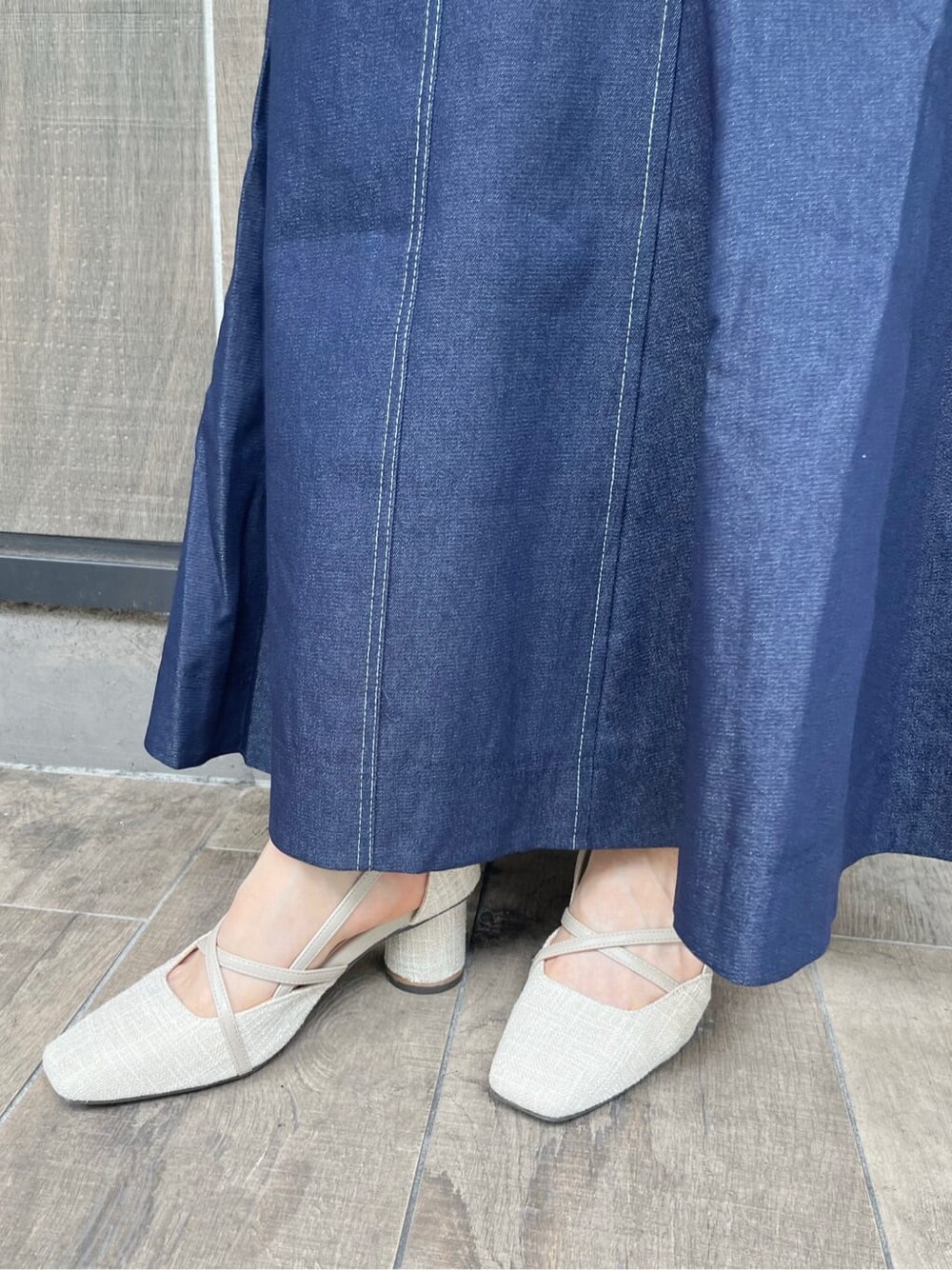 ブルー系のスカート、ホワイト系のTシャツ/カットソー、ホワイト系のパンプスを着用したレディースの夏コーディネートの9枚目の写真