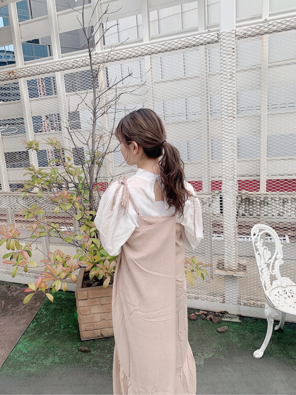 ホワイト系のシャツ/ブラウス、ベージュ系のワンピース、ブラウン系のサンダルを着用したレディースの夏コーディネートの8枚目の写真