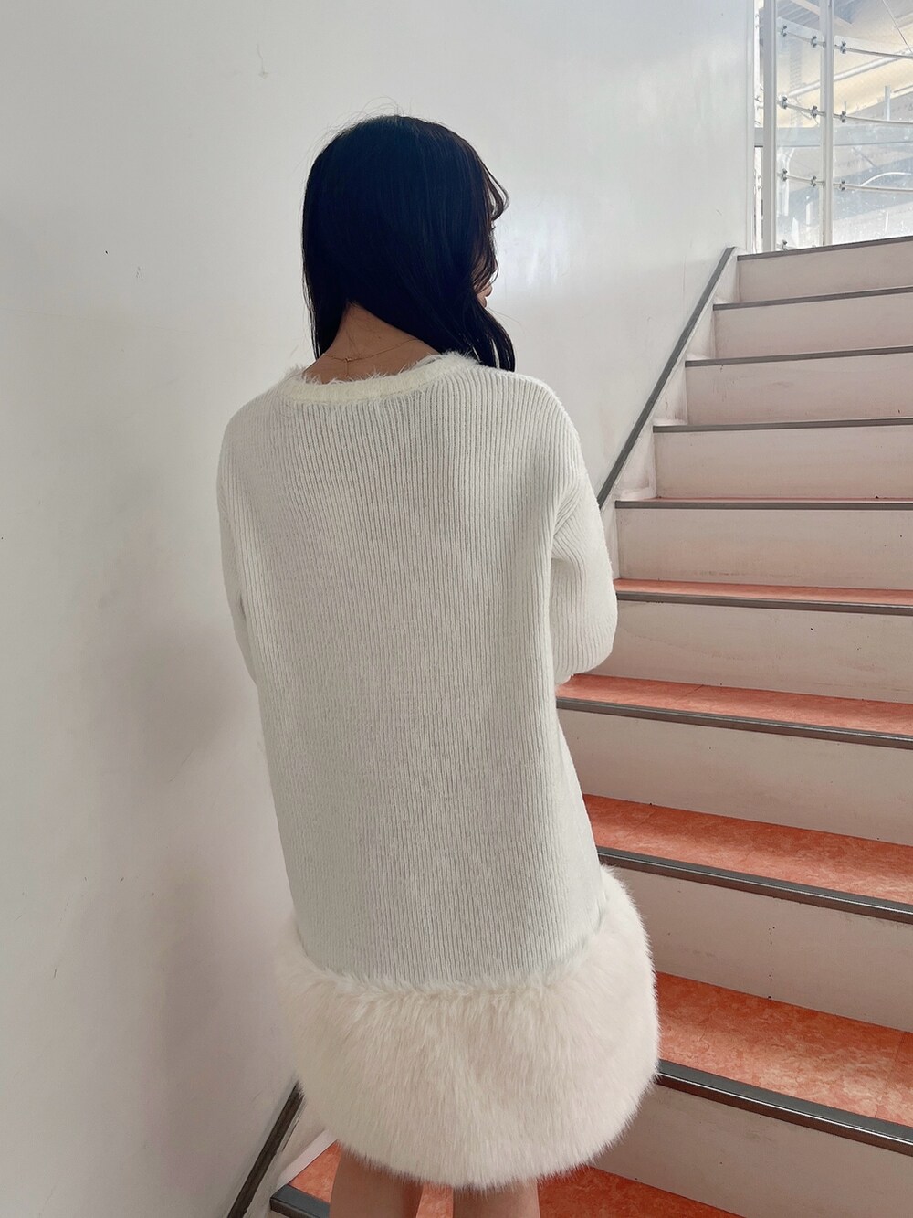 ベージュ系のブーツ、ホワイト系のワンピースを着用したレディースの冬コーディネートの8枚目の写真