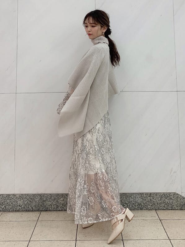 ホワイト系のワンピース、ベージュ系のニット/セーター、ホワイト系のパンプスを着用したレディースの秋コーディネートの6枚目の写真