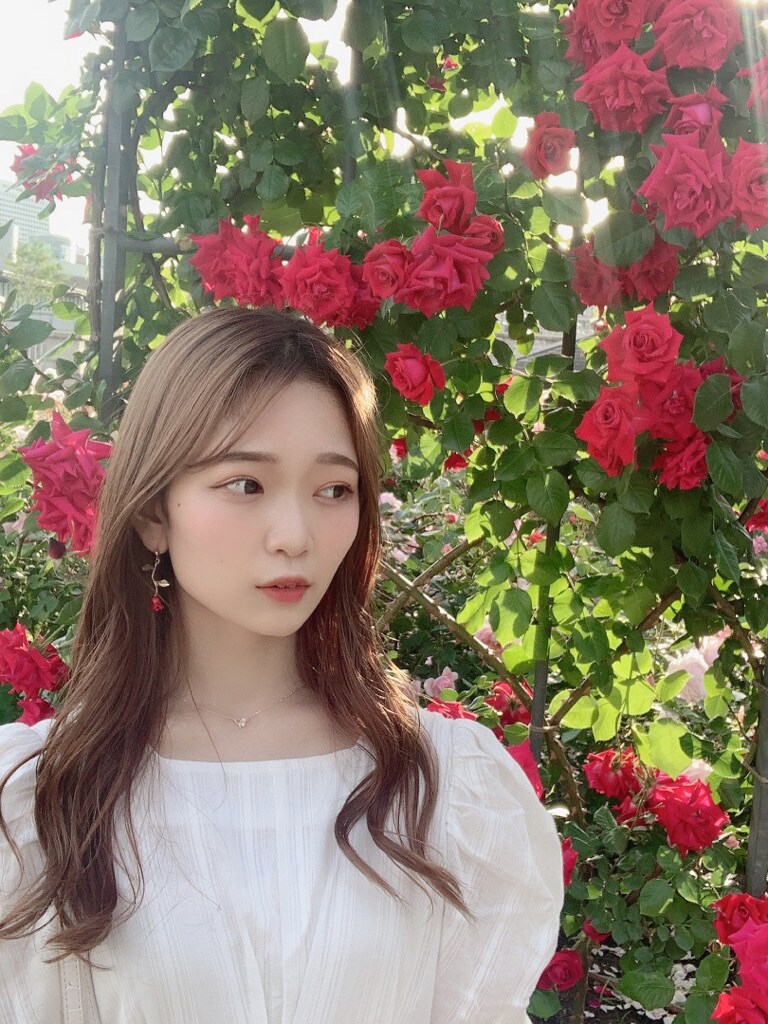 ホワイト系のパンプス、ホワイト系のワンピースを着用したレディースの春コーディネートの9枚目の写真