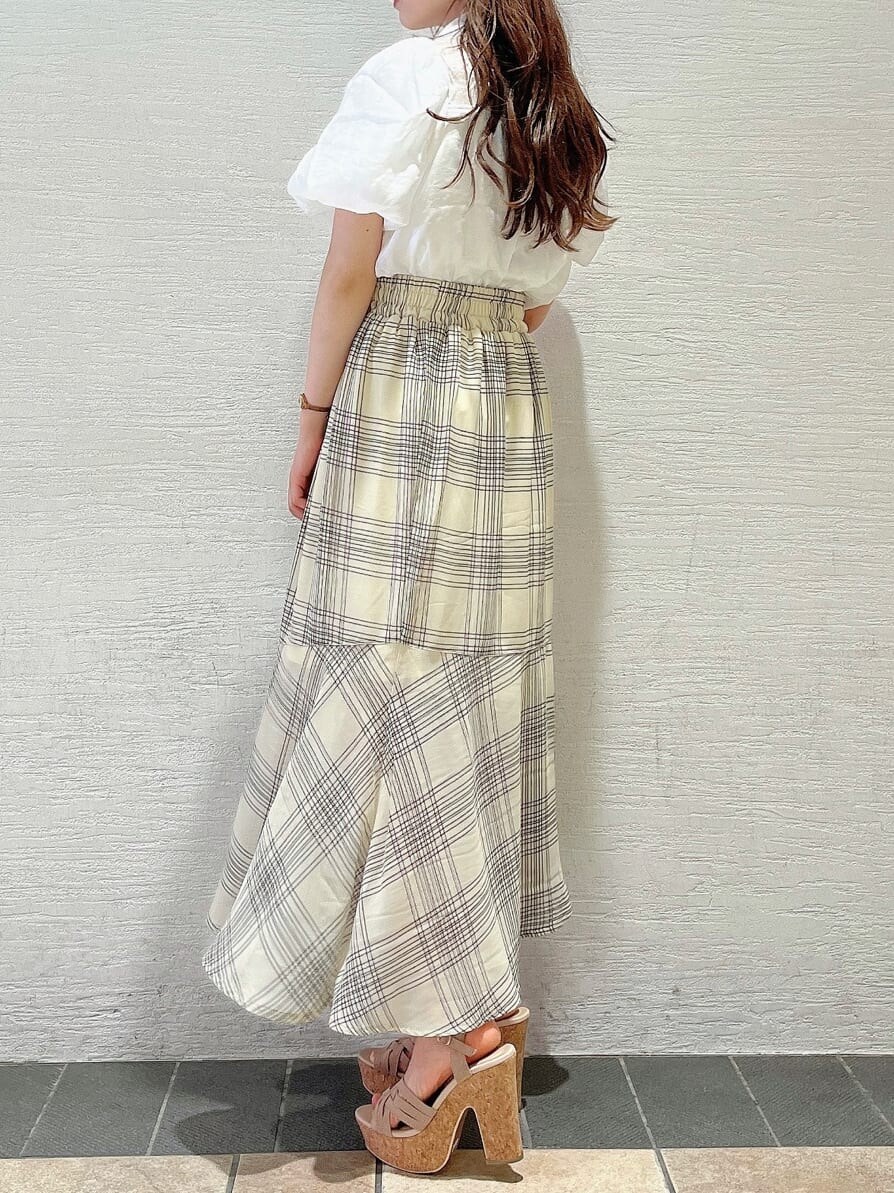 ベージュ系のサンダル、ホワイト系のスカート、ホワイト系のシャツ/ブラウスを着用したレディースの夏コーディネートの2枚目の写真