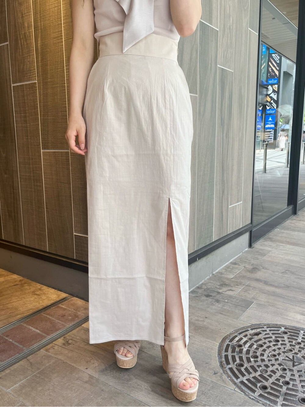 ベージュ系のサンダル、グレー系のニット/セーター、ベージュ系のスカートを着用したレディースの夏コーディネートの8枚目の写真