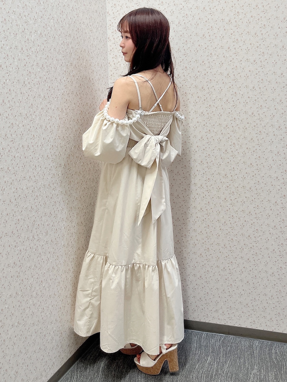 ホワイト系のサンダル、ホワイト系のワンピースを着用したレディースの夏コーディネートの3枚目の写真