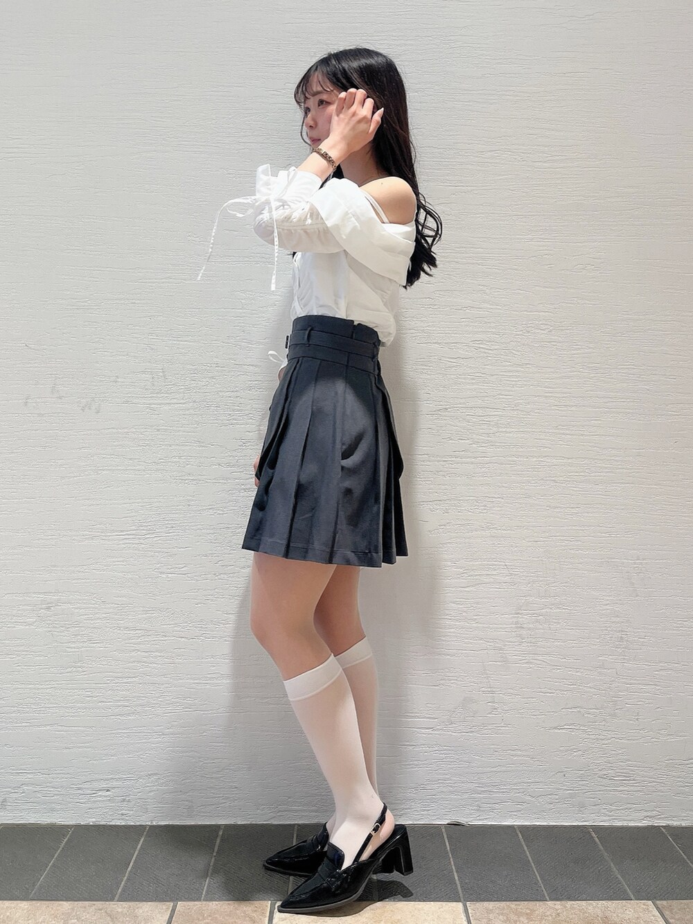 ホワイト系のシャツ/ブラウス、グレー系のスカート、ブラック系のローファーを着用したレディースの春コーディネートの3枚目の写真