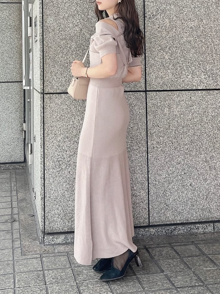 ピンク系のワンピース、ブラック系のブーツ、ホワイト系のショルダーバッグを着用したレディースの冬コーディネートの3枚目の写真