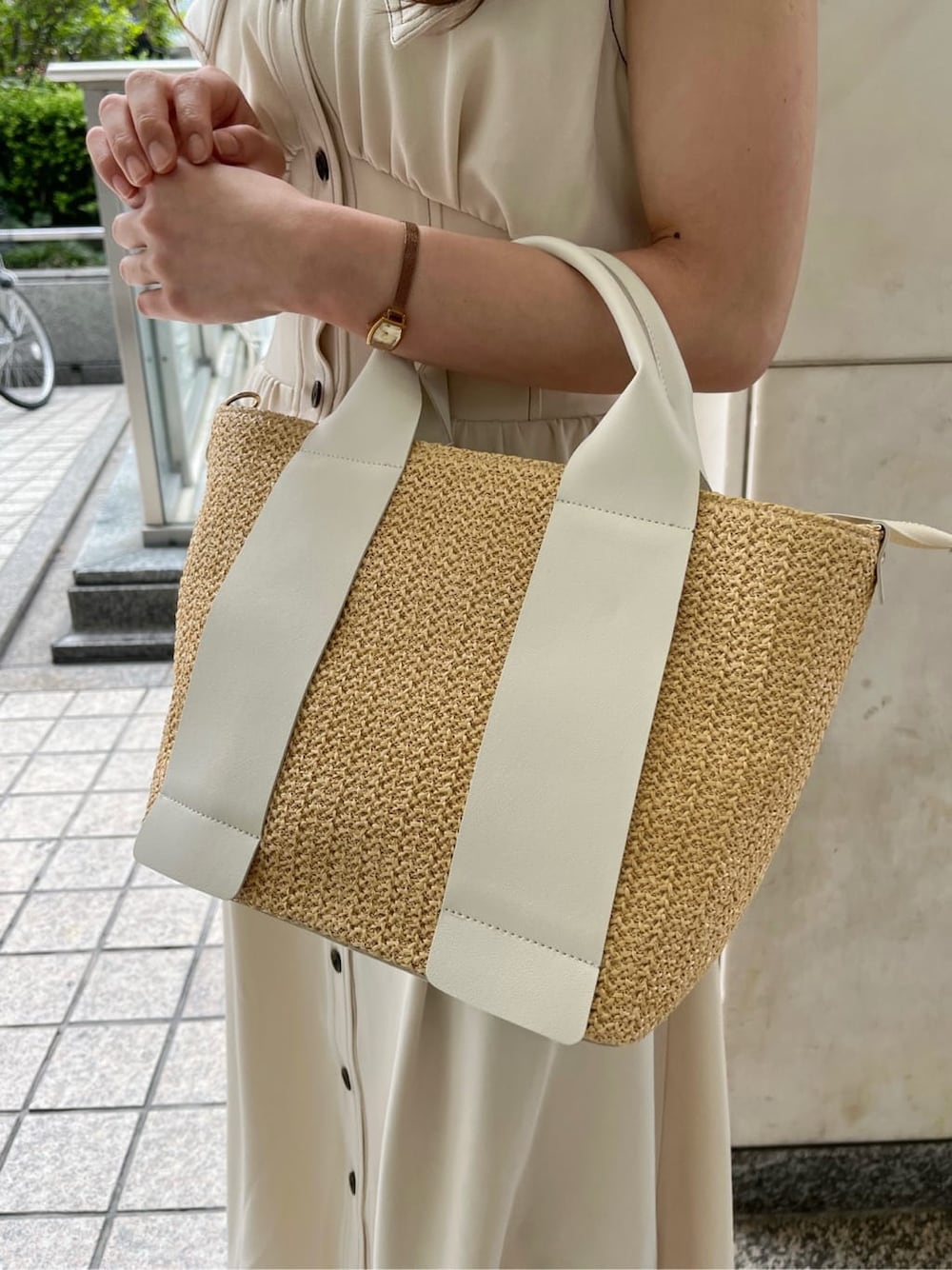 ベージュ系のサンダル、ホワイト系のハンドバッグ、ホワイト系のワンピースを着用したレディースの春コーディネートの10枚目の写真