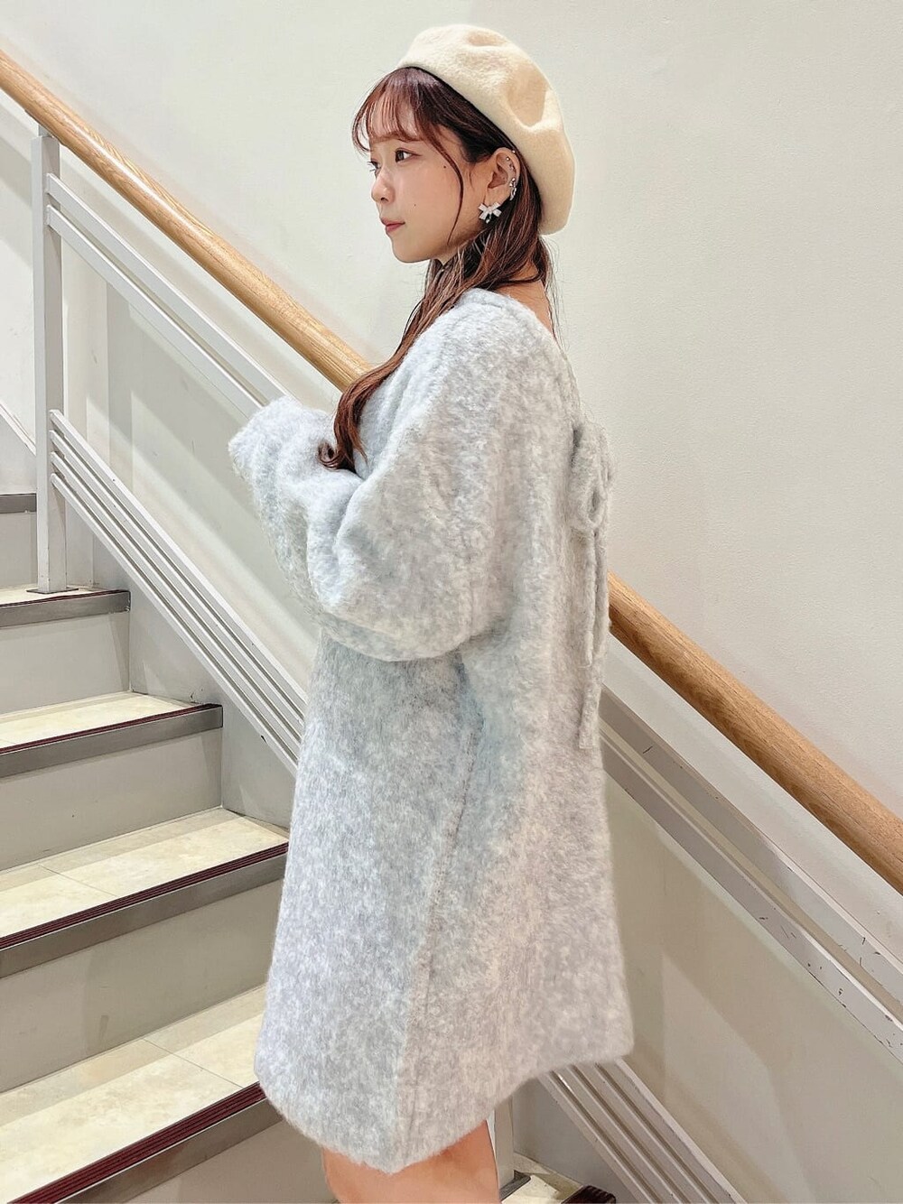 ベージュ系のブーツ、グレー系のニット/セーターを着用したレディースの秋コーディネートの7枚目の写真
