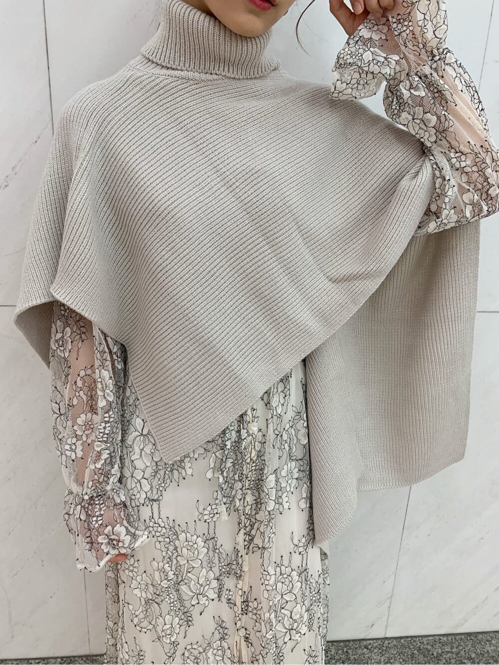 ホワイト系のワンピース、ベージュ系のニット/セーター、ホワイト系のパンプスを着用したレディースの秋コーディネートの9枚目の写真