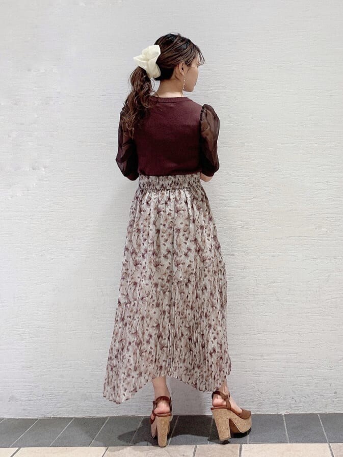 その他のサンダル、ブラウン系のニット/セーターを着用したレディースの夏コーディネートの3枚目の写真