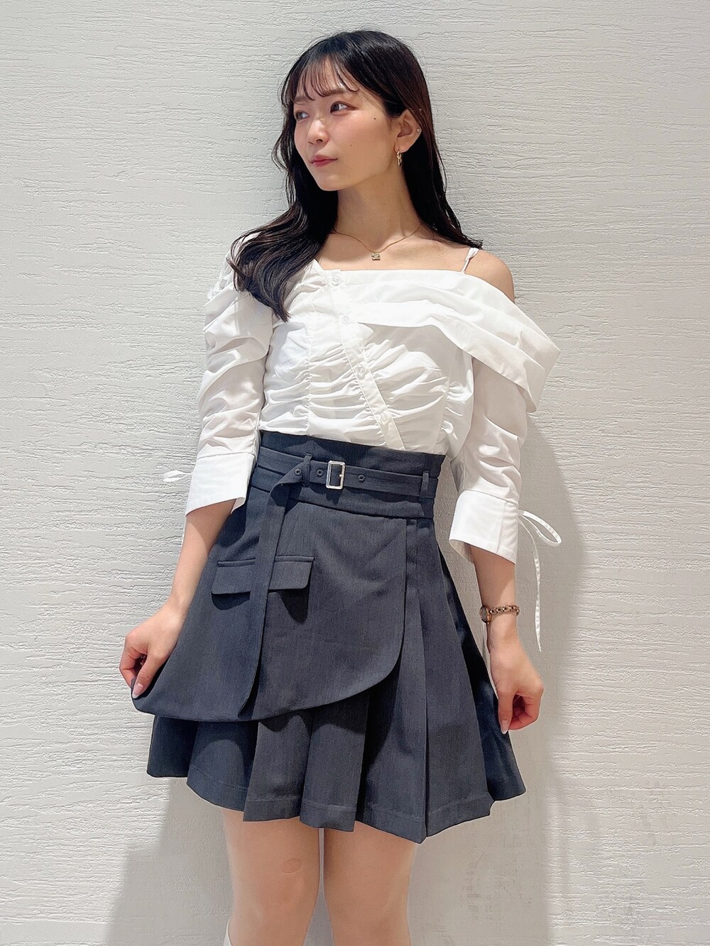 ホワイト系のシャツ/ブラウス、グレー系のスカート、ブラック系のローファーを着用したレディースの春コーディネートの5枚目の写真