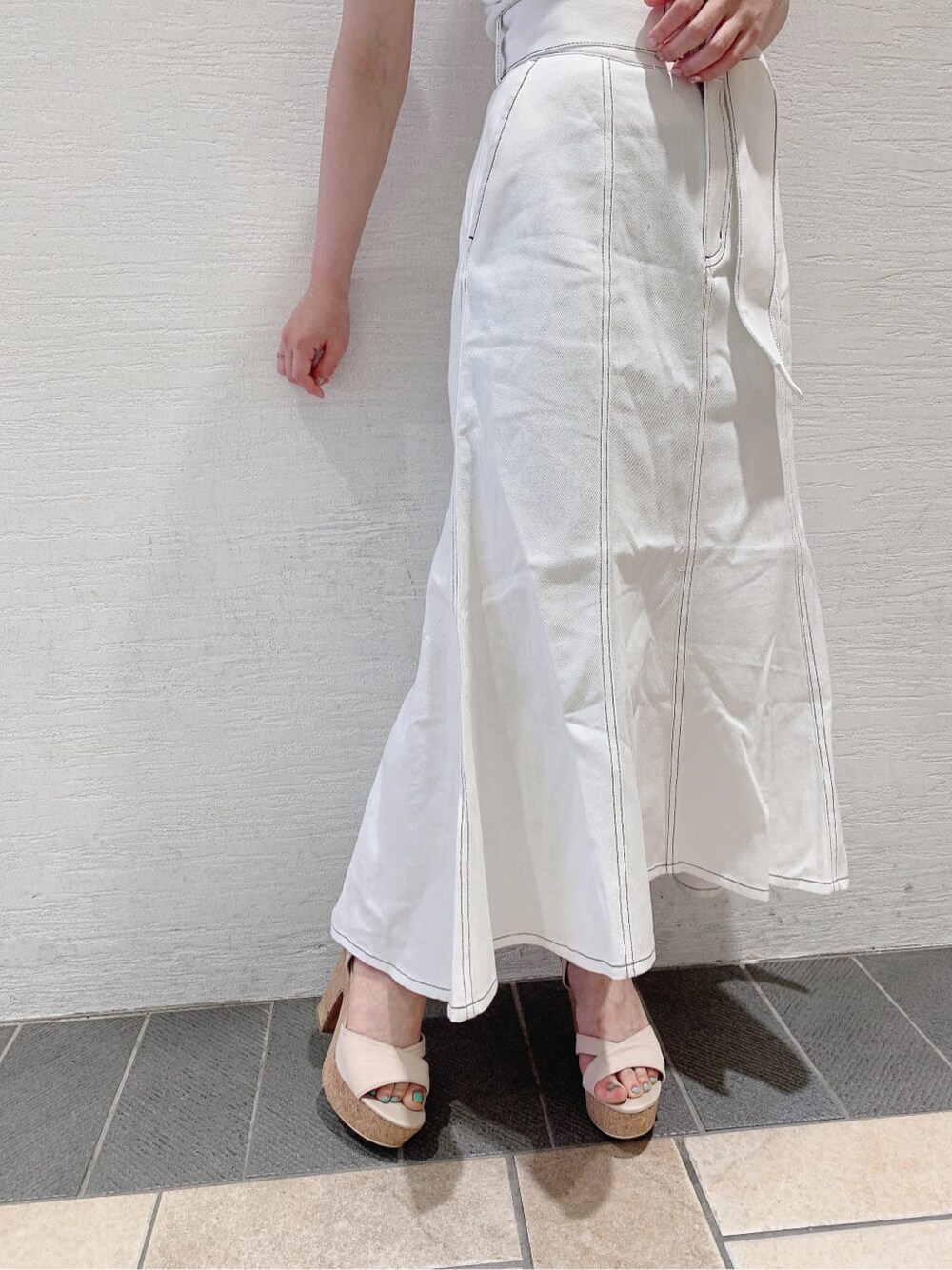 ベージュ系のサンダル、ホワイト系のスカート、ホワイト系のTシャツ/カットソーを着用したレディースの夏コーディネートの10枚目の写真