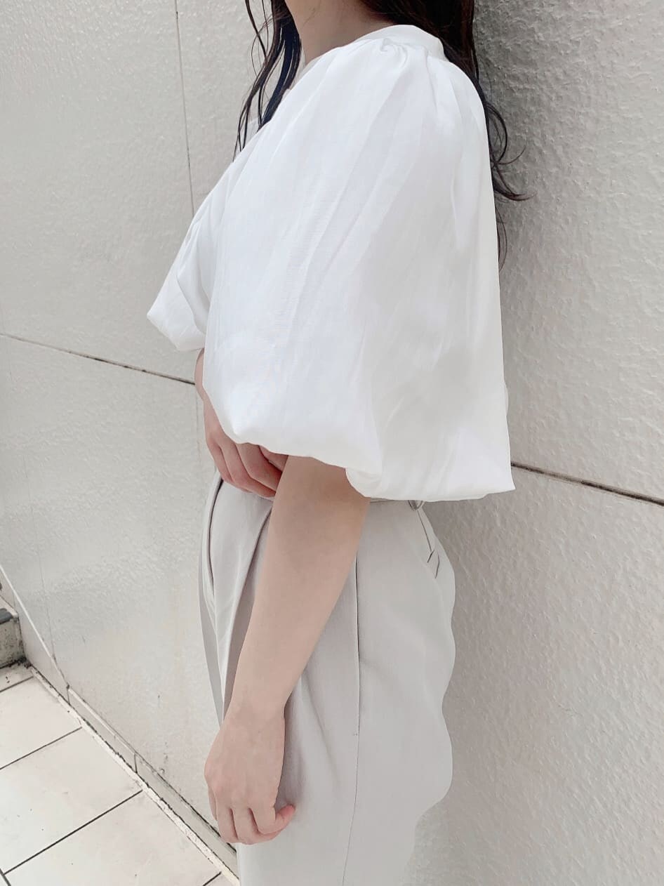 ベージュ系のサンダル、ホワイト系のシャツ/ブラウス、ホワイト系のその他パンツを着用したレディースの夏コーディネートの7枚目の写真