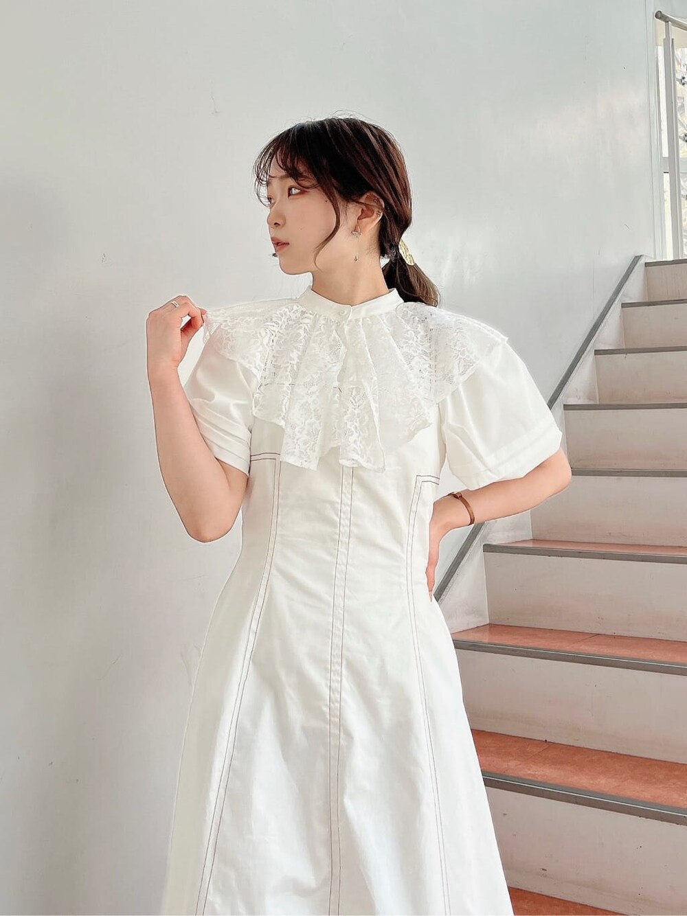 ベージュ系のサンダル、ホワイト系のワンピース、ホワイト系のシャツ/ブラウスを着用したレディースの春コーディネートの4枚目の写真