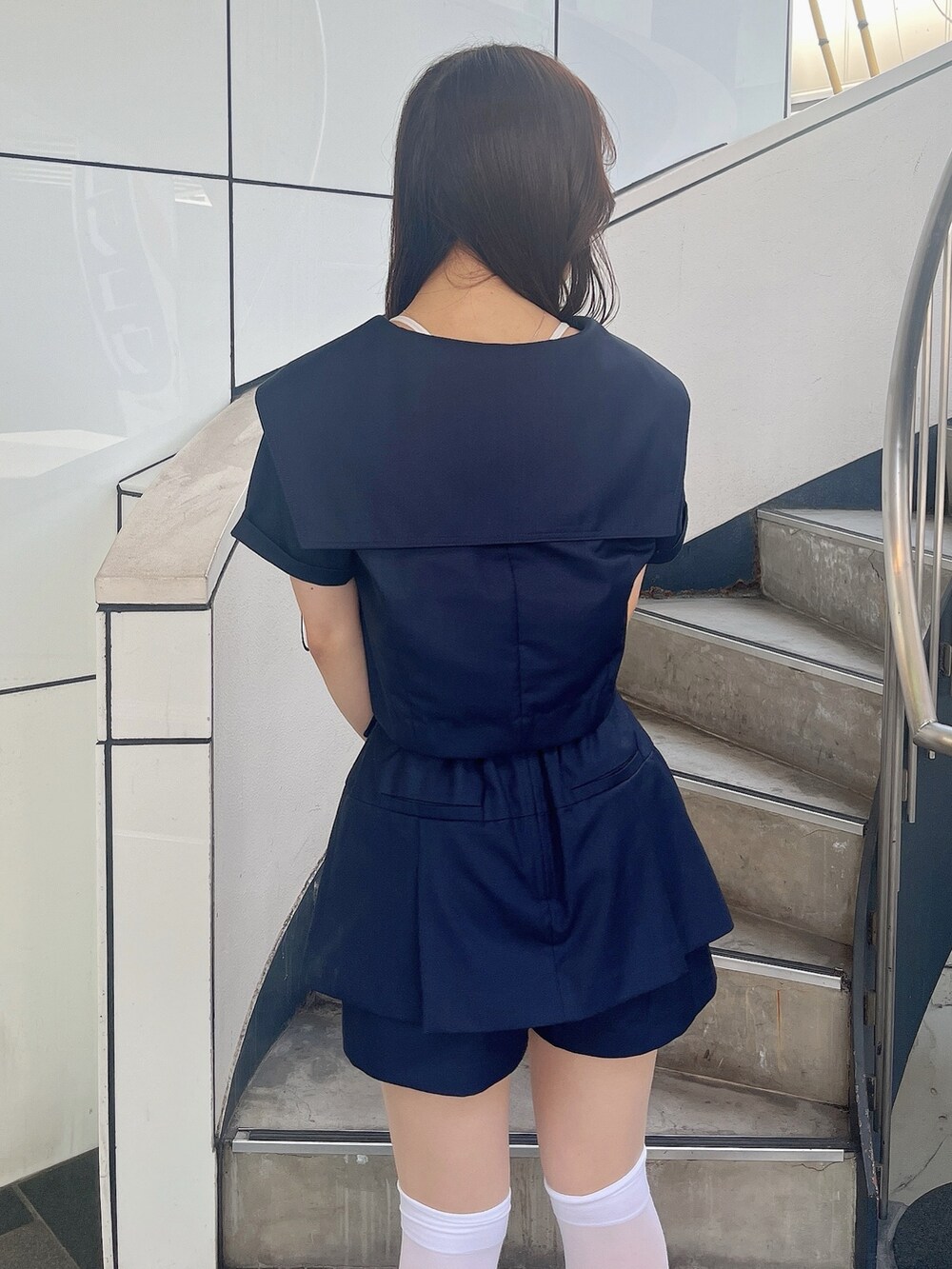 シルバー系のローファー、ブルー系のテーラードジャケット、ブルー系のその他パンツを着用したレディースの春コーディネートの7枚目の写真