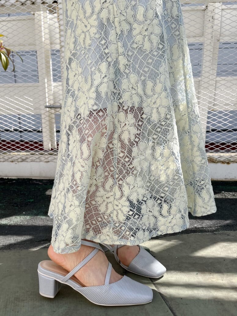 ブルー系のスカート、ホワイト系のニット/セーター、グレー系のパンプスを着用したレディースの春コーディネートの10枚目の写真