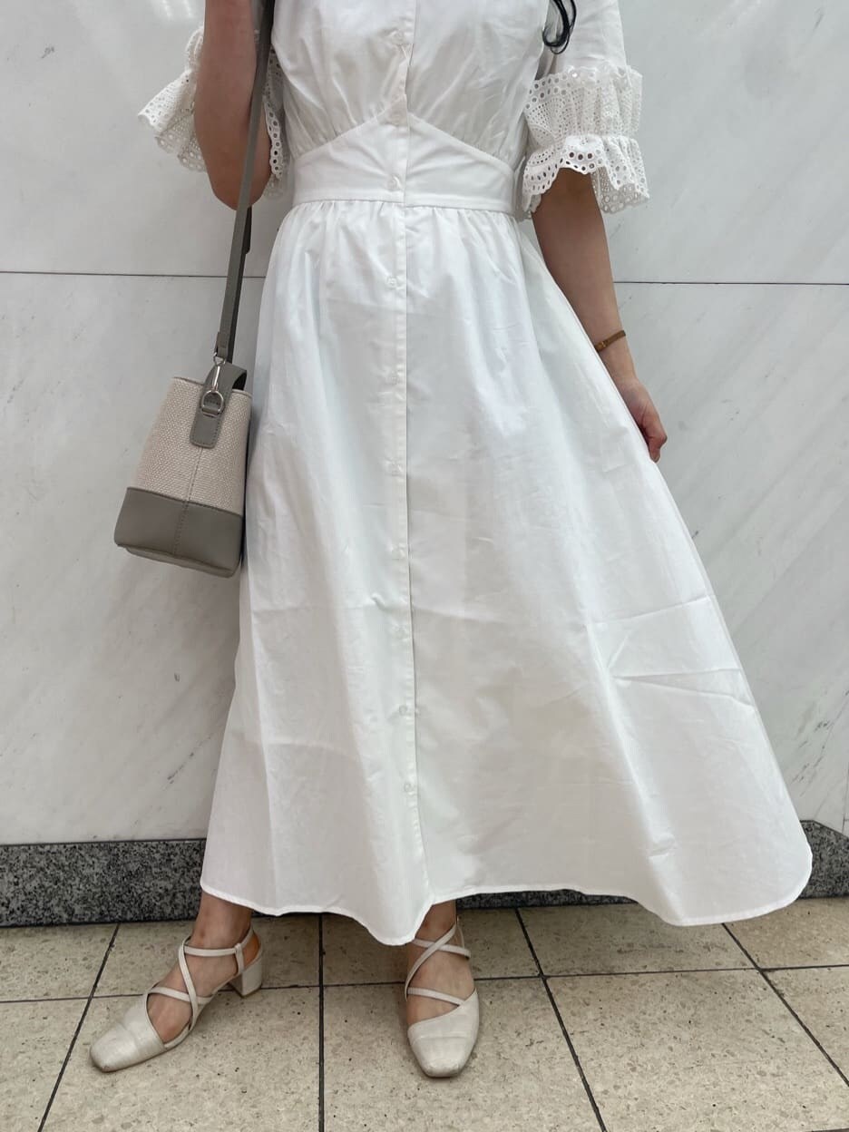 ホワイト系のワンピース、ホワイト系のパンプス、グレー系のハンドバッグを着用したレディースの春コーディネートの9枚目の写真