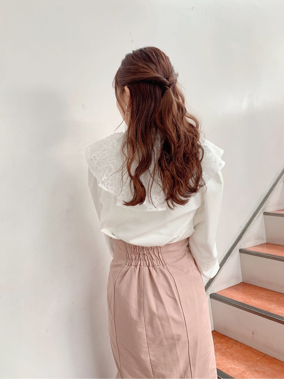 ホワイト系のパンプス、ホワイト系のシャツ/ブラウス、ピンク系のスカートを着用したレディースの冬コーディネートの4枚目の写真