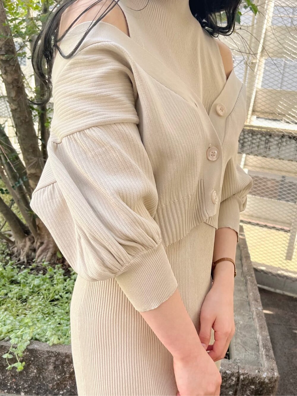 ホワイト系のパンプス、ホワイト系のショルダーバッグ、ベージュ系のワンピースを着用したレディースの春コーディネートの8枚目の写真