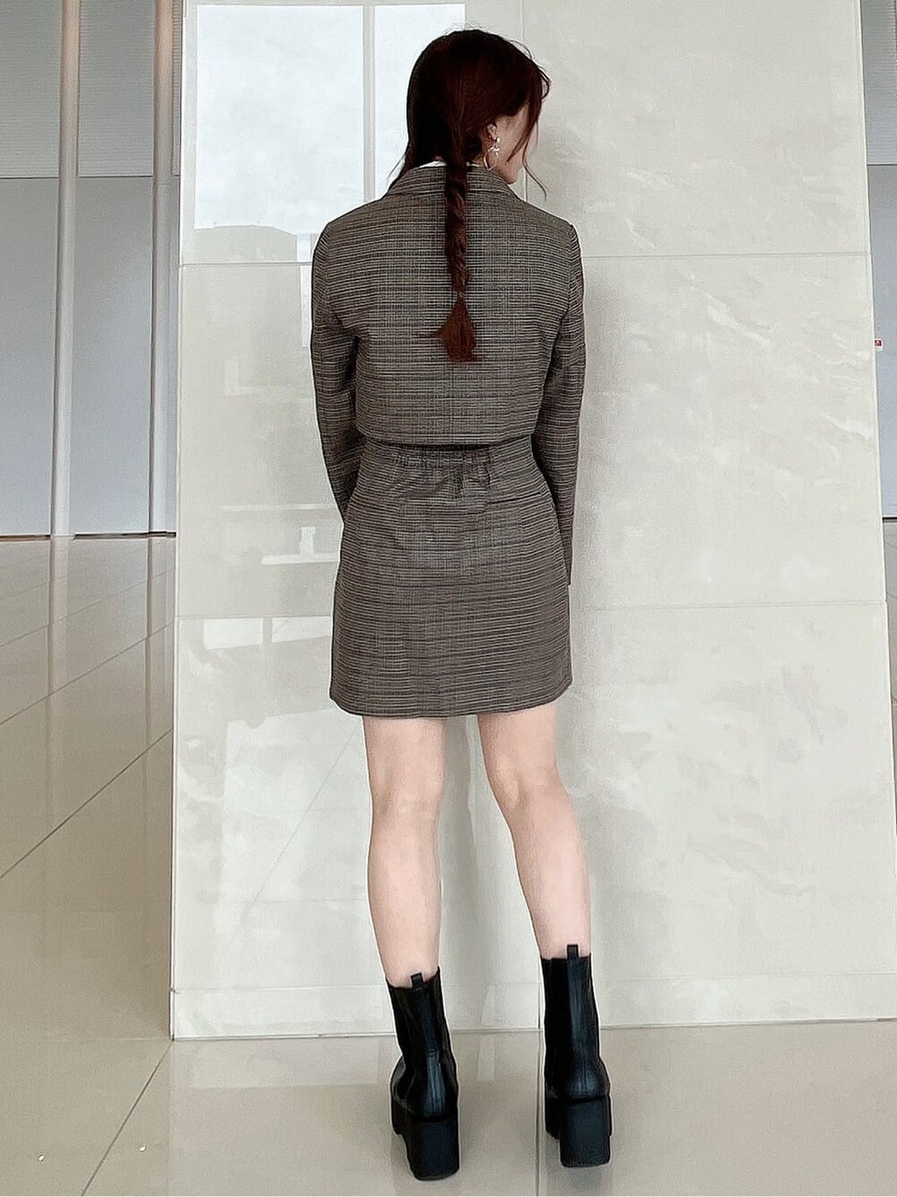 ホワイト系のシャツ/ブラウス、ブルー系のその他アウター、ブルー系のスカートを着用したレディースの秋コーディネートの5枚目の写真