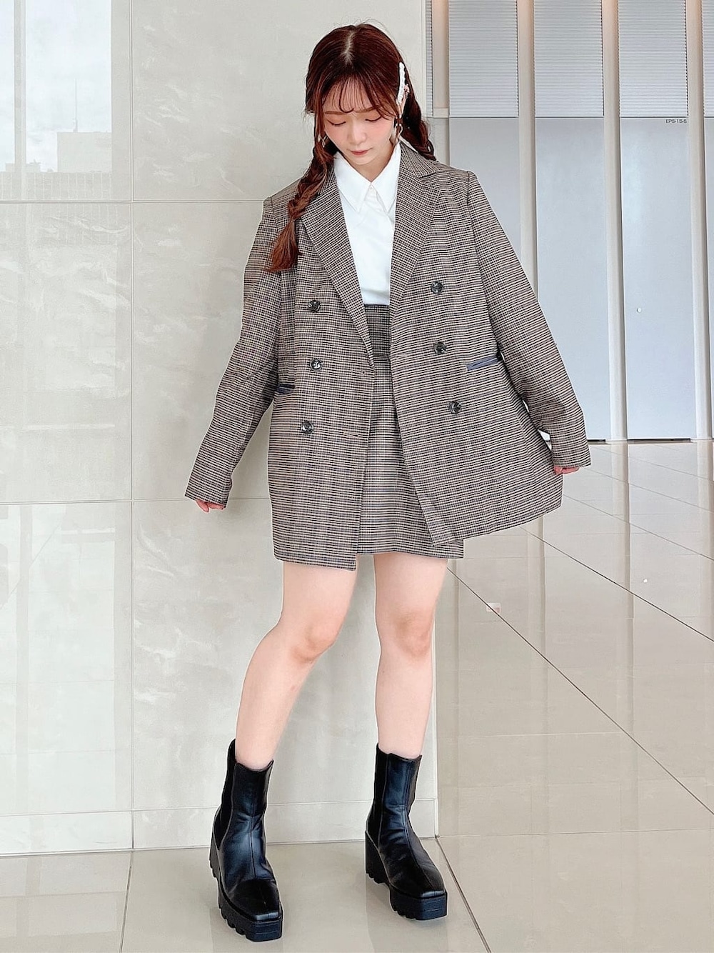 ホワイト系のシャツ/ブラウス、ブルー系のテーラードジャケット、ブルー系のスカートを着用したレディースの秋コーディネートの3枚目の写真