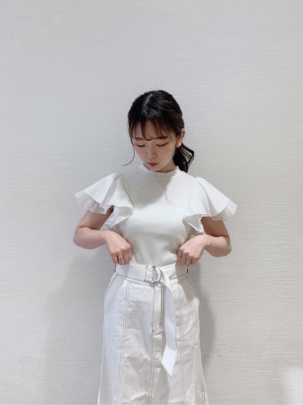 ベージュ系のサンダル、ホワイト系のスカート、ホワイト系のTシャツ/カットソーを着用したレディースの夏コーディネートの5枚目の写真