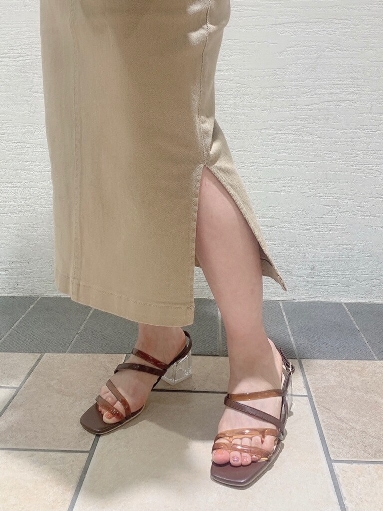 ホワイト系のシャツ/ブラウス、ベージュ系のスカート、ブラウン系のサンダルを着用したレディースの春コーディネートの9枚目の写真