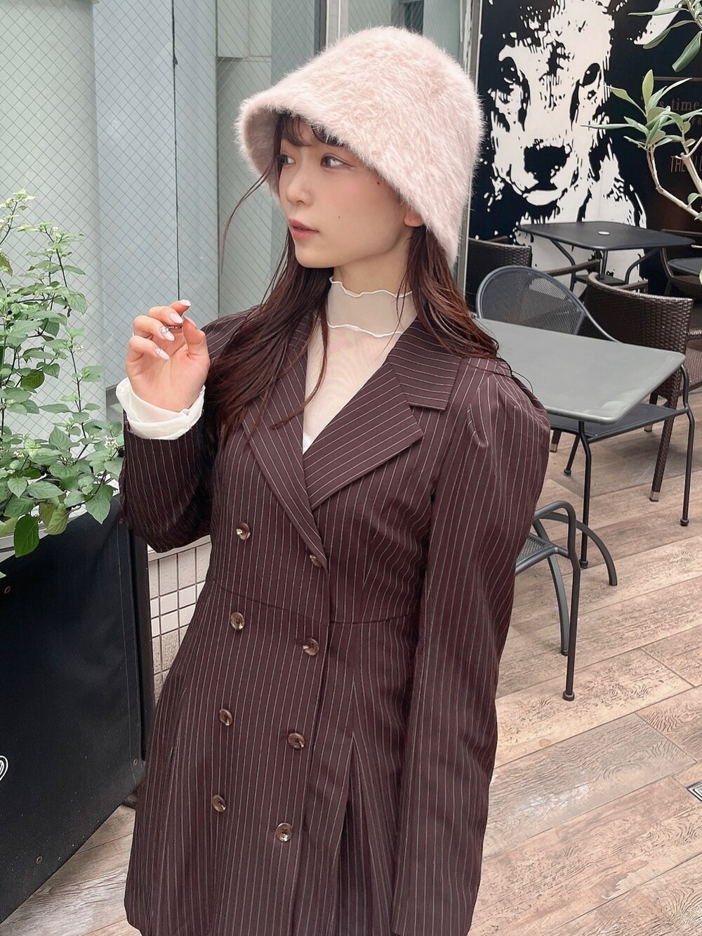 ホワイト系のTシャツ/カットソー、ブラウン系のワンピース、ホワイト系のブーツを着用したレディースの夏コーディネートの6枚目の写真