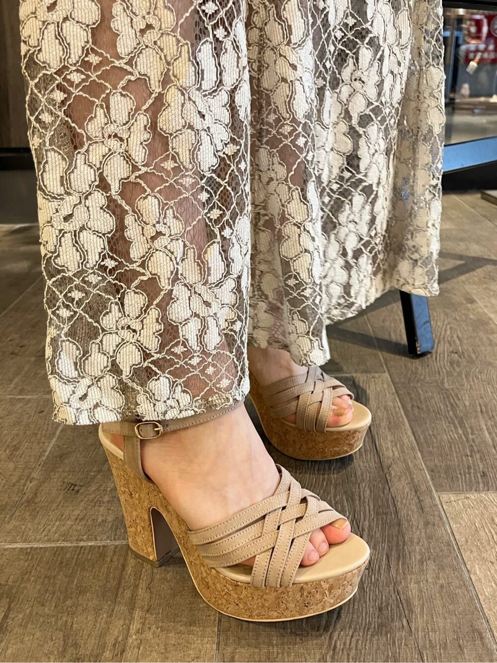 ベージュ系のスカート、ベージュ系のサンダル、イエロー系のシャツ/ブラウスを着用したレディースの夏コーディネートの10枚目の写真