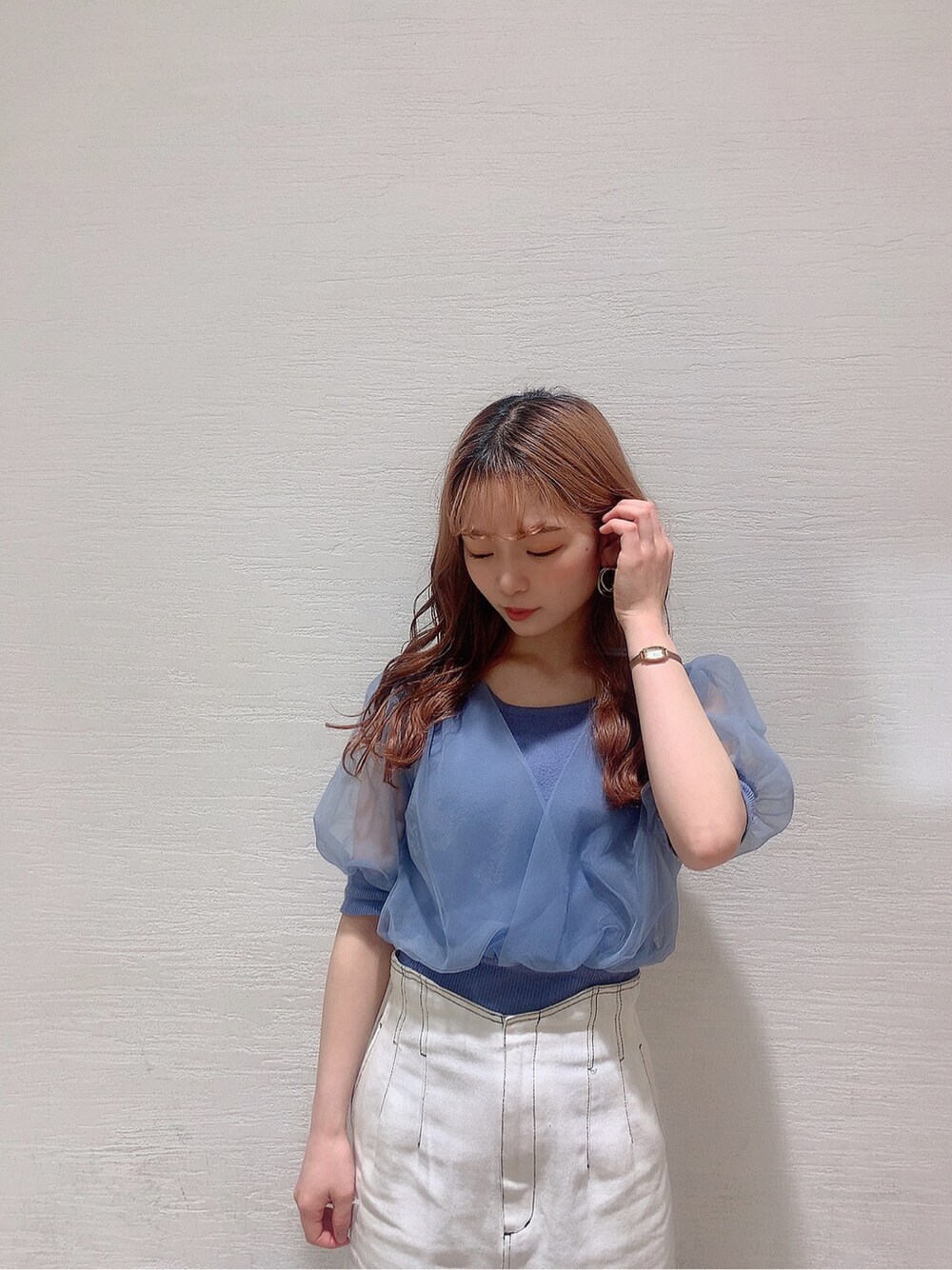 ホワイト系のスカート、ホワイト系のサンダル、ブルー系のニット/セーターを着用したレディースの春コーディネートの4枚目の写真