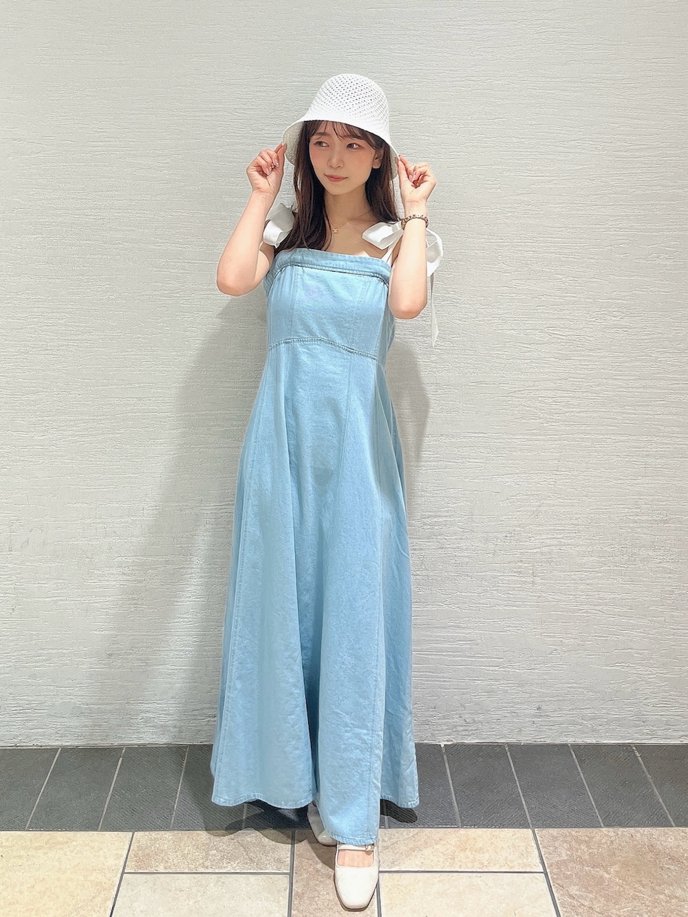 ホワイト系のカーディガン/ボレロ、ブルー系のワンピース、ホワイト系のパンプスを着用したレディースの夏コーディネートの6枚目の写真