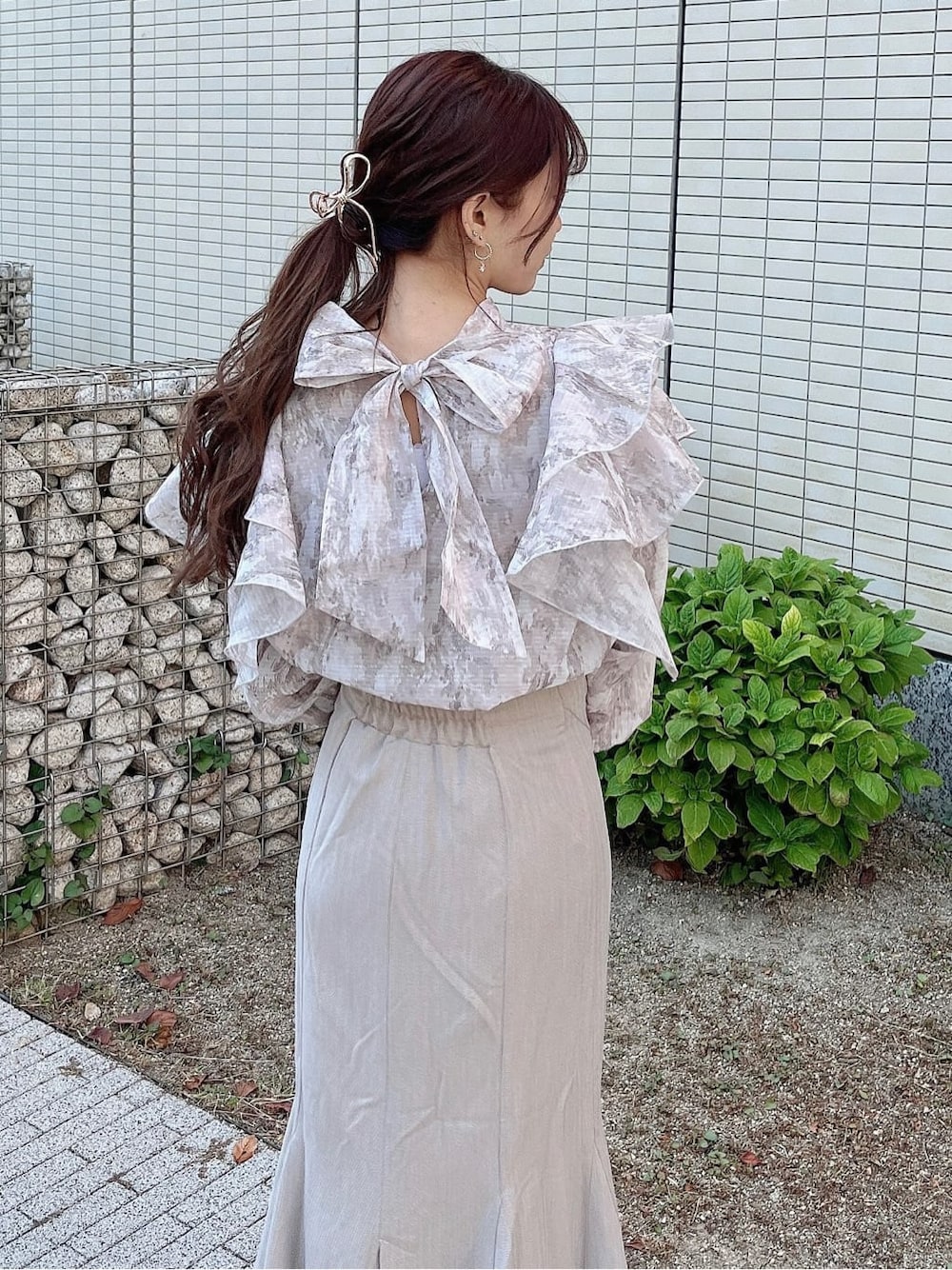 ベージュ系のスカート、ベージュ系のブーツ、ベージュ系のシャツ/ブラウスを着用したレディースの秋コーディネートの4枚目の写真